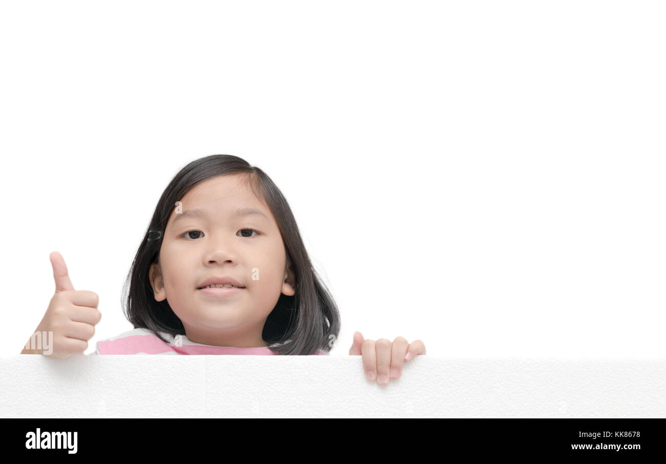 Carino ragazza asiatica dando pollice in alto gesto sul banner bianco bordo isolato su sfondo bianco con copia spazio per il testo di input Foto Stock
