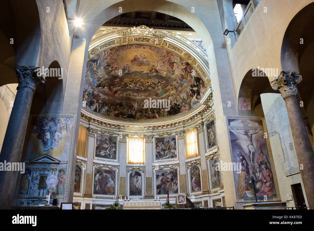 Interno della basilica Quattro Coronati martiri in roma, Italia Foto Stock