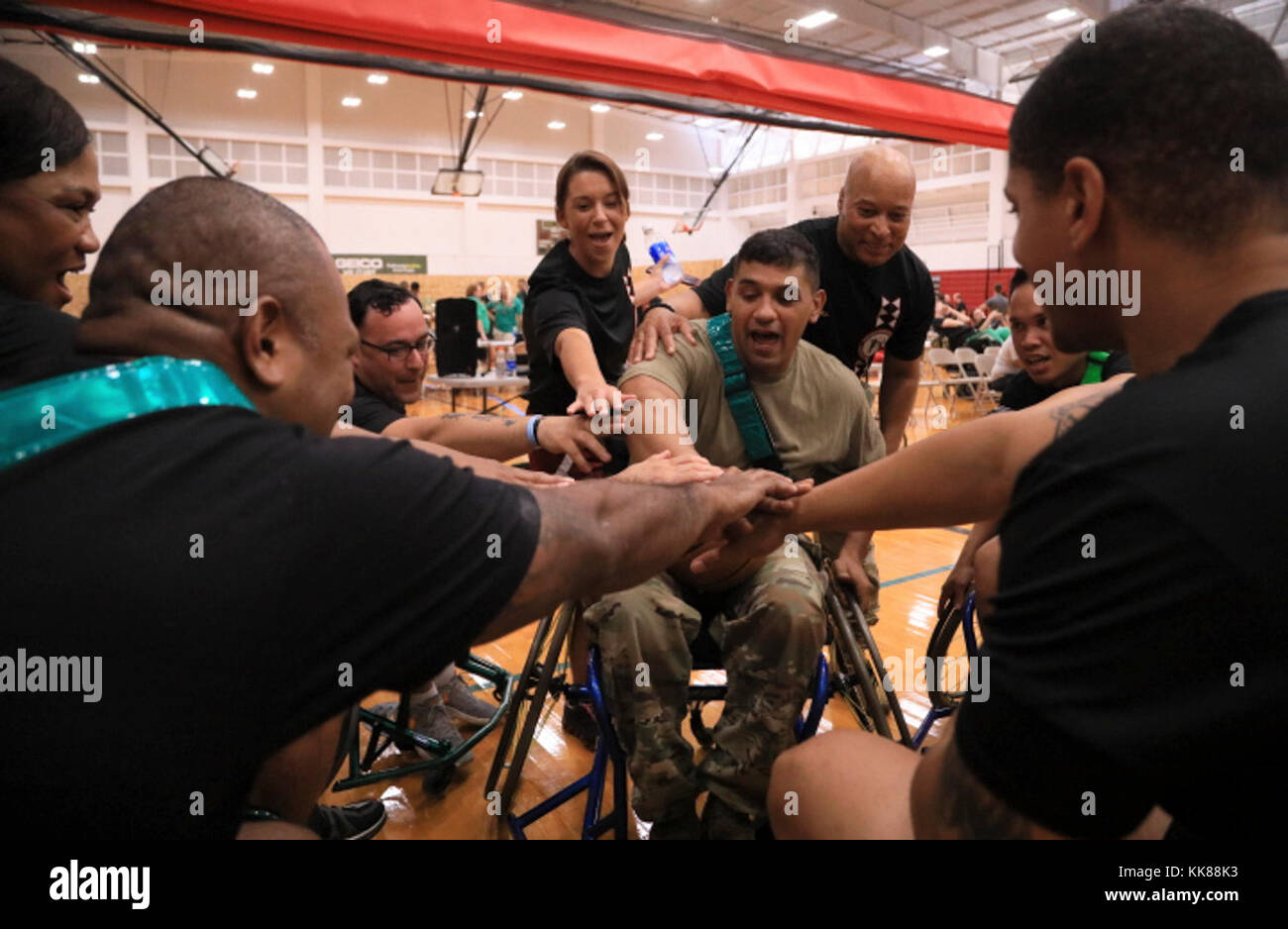 Stati Uniti Esercito dazio attivo e il veterano atleti competere nel basket in carrozzella per il 2017 Pacific Regional Warrior Game esercito Prove Prove su Schofield caserma, Hawaii, 8 novembre 2017. Circa 80 feriti, malati o feriti i soldati e i veterani sono in Hawaii al treno e competere in una serie di agonistica eventi tra cui tiro con l'arco, ciclismo, tiro, seduta pallavolo, nuoto, atletica e basket in carrozzella. Queste le gare che si svolgono durante il mese di novembre, che coincide anche con la cura del guerriero al mese. Durante la cura del guerriero mese abbiamo concentrarsi su attività che ci permettono di co Foto Stock