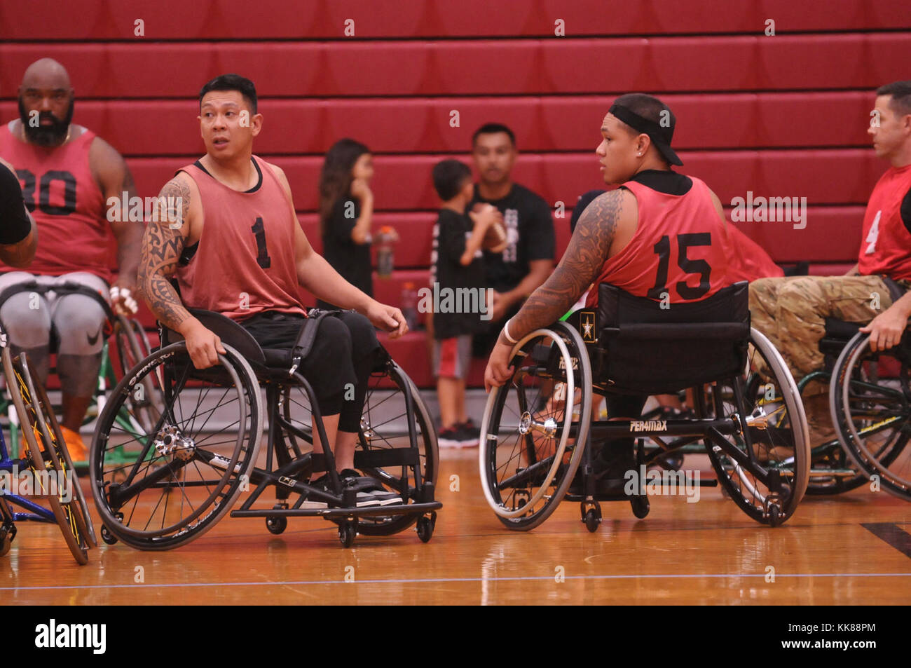 Stati Uniti Esercito dazio attivo e il veterano atleti competere nel basket in carrozzella per il 2017 Pacific Regional Warrior Game esercito Prove Prove su Schofield caserma, Hawaii, 8 novembre 2017. Circa 80 feriti, malati o feriti i soldati e i veterani sono in Hawaii al treno e competere in una serie di agonistica eventi tra cui tiro con l'arco, ciclismo, tiro, seduta pallavolo, nuoto, atletica e basket in carrozzella. Queste le gare che si svolgono durante il mese di novembre, che coincide anche con la cura del guerriero al mese. Durante la cura del guerriero mese abbiamo concentrarsi su attività che ci permettono di co Foto Stock