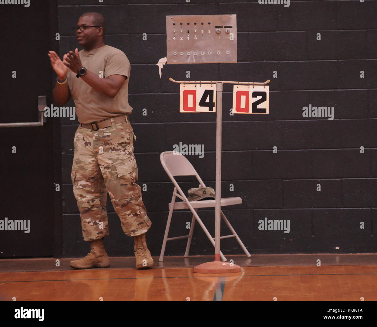 Stati Uniti Esercito dazio attivo e il veterano atleti competere nel basket in carrozzella per il 2017 Pacific Regional Warrior Game esercito Prove Prove su Schofield caserma, Hawaii, 8 novembre 2017. Circa 80 feriti, malati o feriti i soldati e i veterani sono in Hawaii al treno e competere in una serie di agonistica eventi tra cui tiro con l'arco, ciclismo, tiro, seduta pallavolo, nuoto, atletica e basket in carrozzella. Queste le gare che si svolgono durante il mese di novembre, che coincide anche con la cura del guerriero al mese. Durante la cura del guerriero mese abbiamo concentrarsi su attività che ci permettono di co Foto Stock