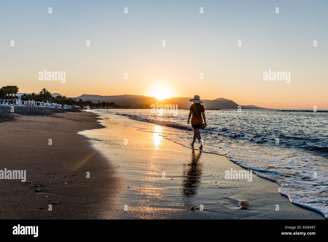 Sole, sabbia e mare tramonti dorati Foto Stock