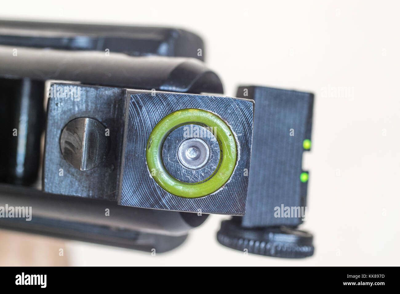 Air Rifle closeup macro della canna, caricato con un airgun pellet di piombo, e l'o-ring, o o-ring, la guarnizione Foto Stock