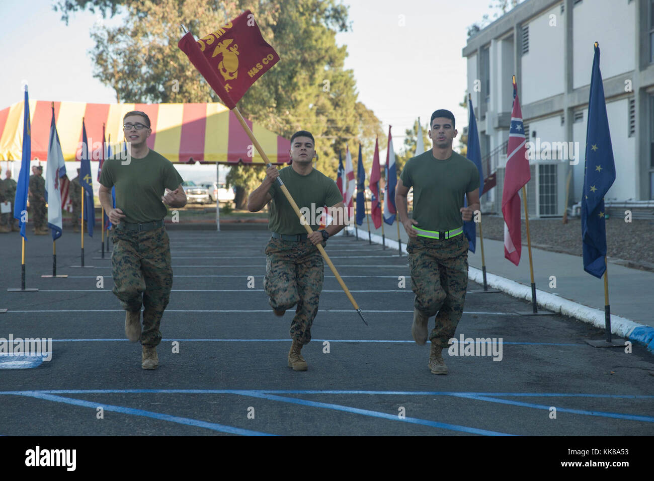 U. S. Marines con sede e supporto battaglione, Marine Corps base Camp Pendleton ha condotto un run motivazionale, nov. 8, 2017. Gruppi di tre Marines ha eseguito due miglia ciascuna, per un totale di 242 miglia a significare ogni anno il Marine Corps è stato in esistenza. (Brevetto statunitense n. S. Marine Corps photo by Lance Cpl. Haley McMenamin) Foto Stock