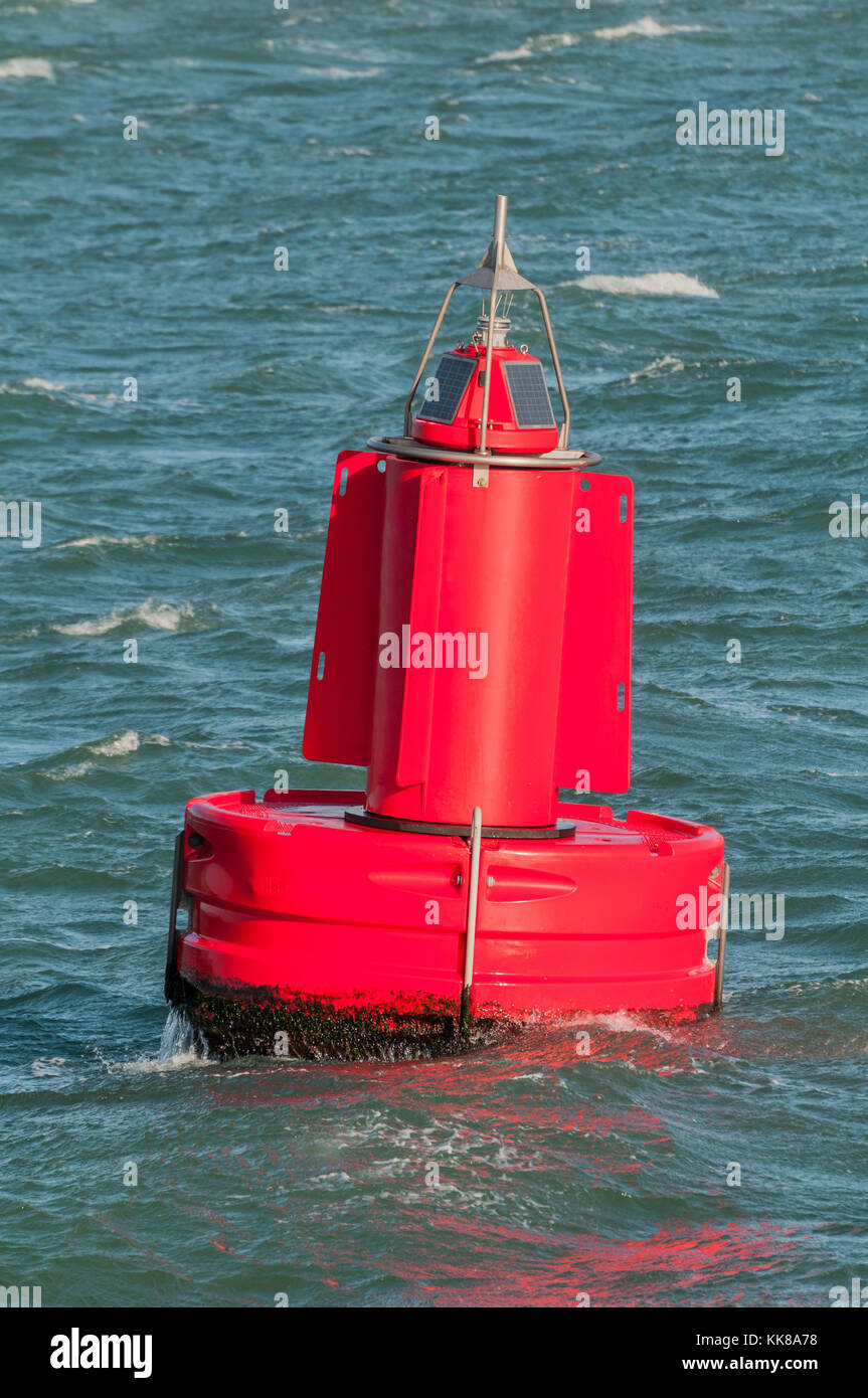Una boa rosso galleggia sulla superficie dell'acqua nel porto di Rotterdam nei Paesi Bassi. Foto Stock