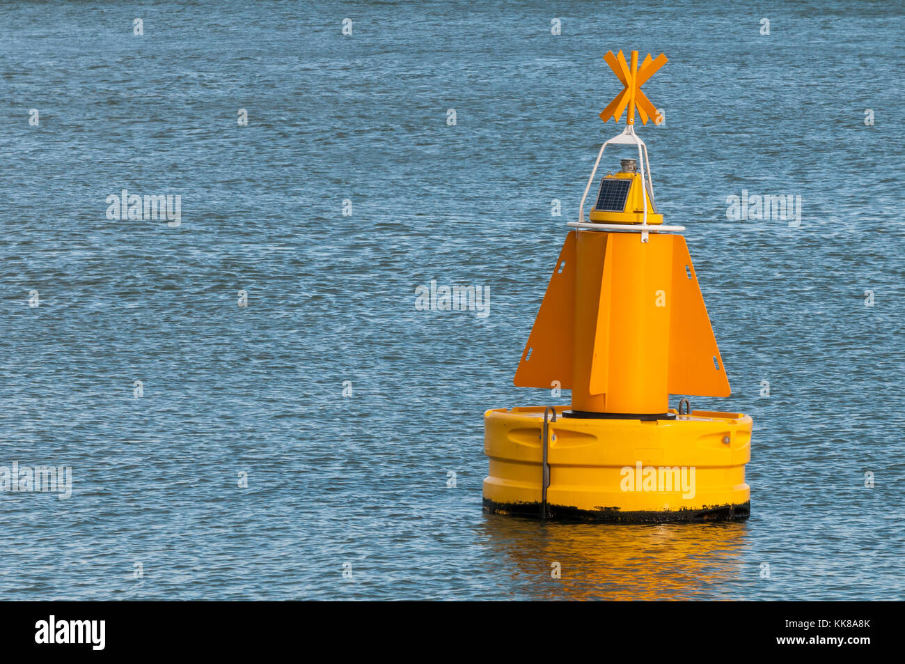 Un giallo è boa galleggiante sulla superficie di acqua nel porto di Rotterdam nei Paesi Bassi. Foto Stock