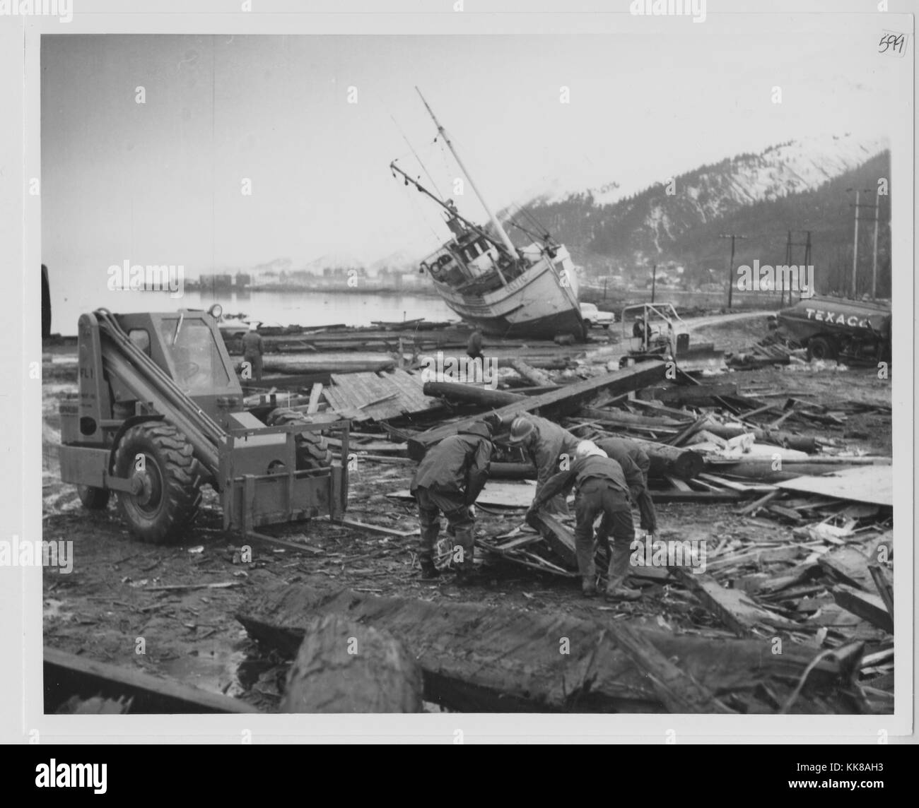 Operai che eseguono riparazioni sul porto di Seward, Alaska terremoto fotografie, credito di immagine per il Dipartimento della Difesa, Alaska, 1964. Foto Stock