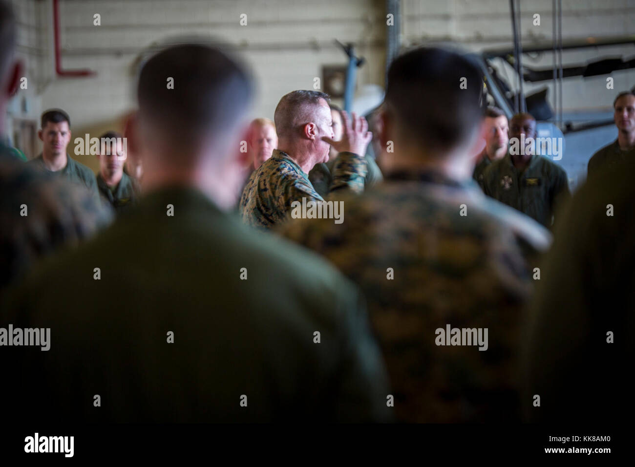 Sgt. Il Mag. Michael J. Pritchard, primo velivolo Marina Wing il sergente maggiore, esprime la sua gratitudine ai marines di Marine Attacco leggero elicottero Squadron 169 al Marine Corps Air Station Futenma, Okinawa, in Giappone, 8 novembre 2017. HMLA-169 è slittato per lasciare Okinawa e tornare a Camp Pendleton, California. HMLA-169, Marine Aircraft Group 39, terzo aeromobile marino ala, è attualmente implementato in avanti sotto l'unità di distribuzione con il programma Mag-36, 1° MAW, basato fuori di Okinawa, in Giappone. (U.S. Marine Corps photo by Lance Cpl. Andy Martinez) Foto Stock