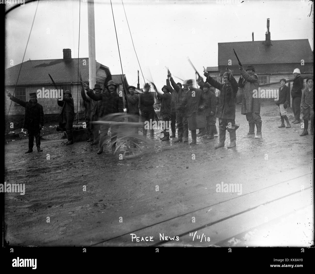 Uomini armati di ricevere notizie della pace, Isole Pribilof Lastra di vetro negativi. Credito di immagine del Dipartimento del Commercio degli Stati Uniti, 1918. Foto Stock