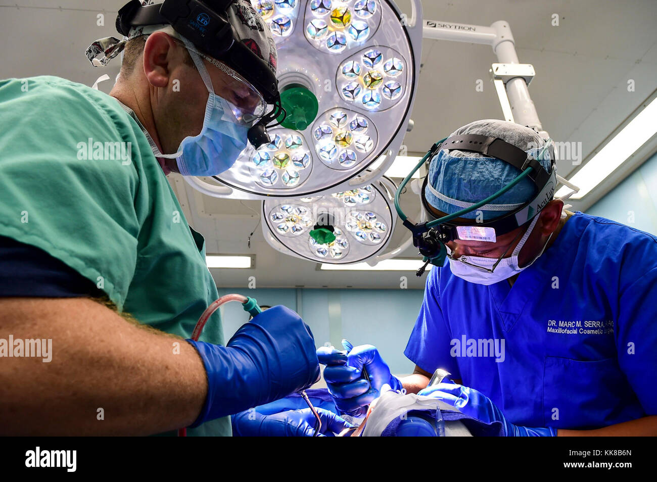 171108-N-PG340-049 San Juan, Puerto Rico (nov. 8, 2017) Il Mag. Marc Serra (a destra), dal XIV combattere ospedale di supporto e il cap. Michael Carson, dai militari di comando Sealift nave ospedale USNS Comfort (T-AH 20), eseguire un intervento chirurgico in una sala operatoria a bordo della nave. Il comfort è ormeggiata sul lato del molo di San Juan, Puerto Rico, a fornire aiuti umanitari. Il Dipartimento della difesa è di sostenere la Federal Emergency Management Agency, il piombo agenzia federale, per aiutare le persone colpite dall'uragano Maria per ridurre al minimo la sofferenza ed è un componente del complessivo intero-di-risposta del governo effo Foto Stock