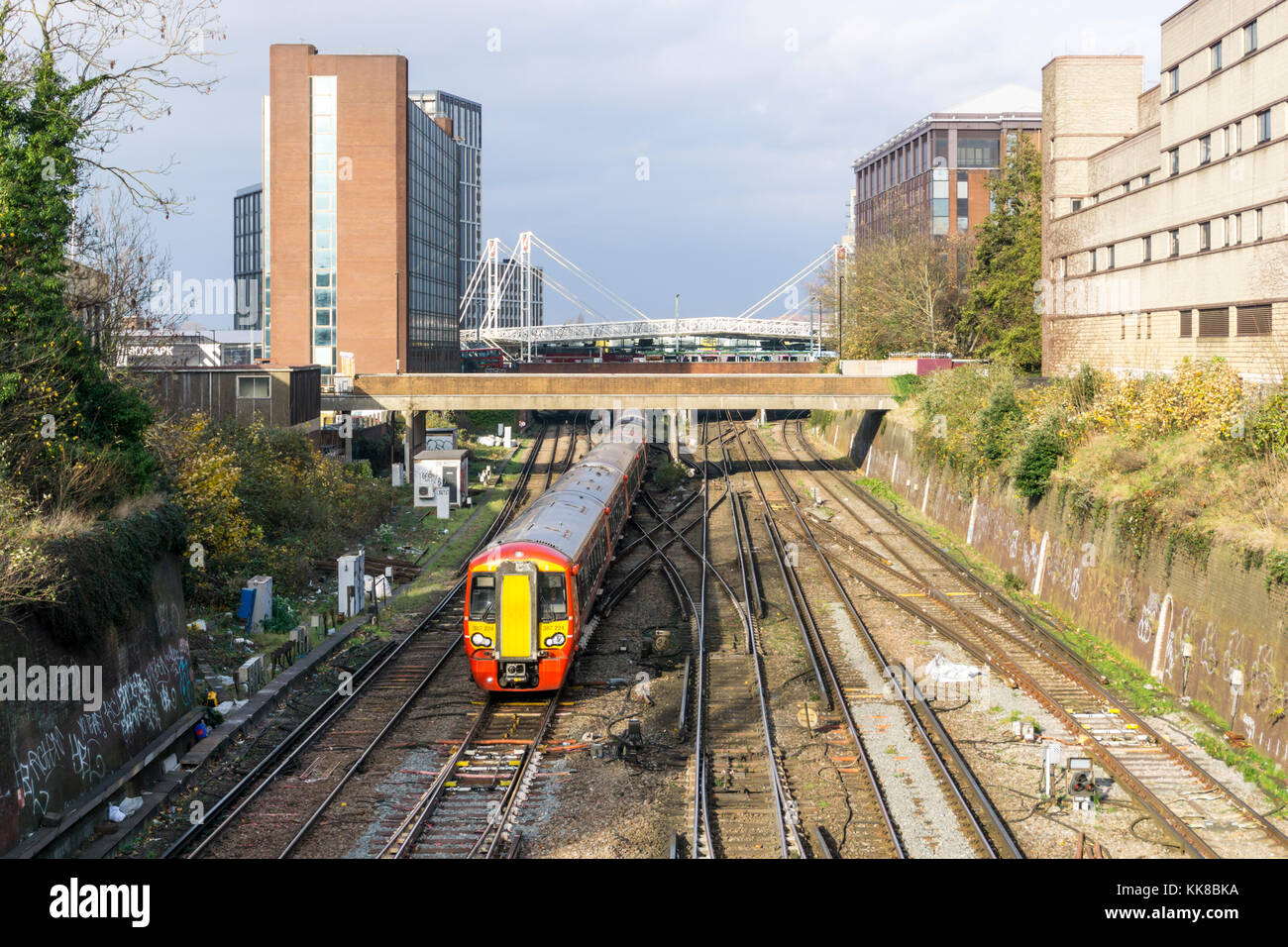 Il gatwick express classe 387 electrostar treno, costruito da Bombardier Transportation, lasciando East Croydon Station viaggiando verso sud. Foto Stock