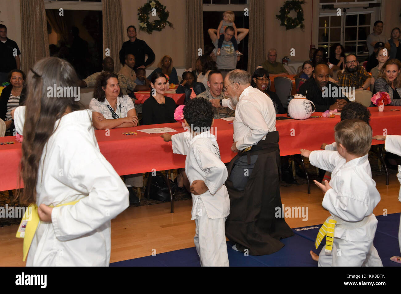 La 61aria Gruppo di base a Los Angeles Air Force Base ha ospitato la vacanza annuale festa di famiglia e uno speciale riconoscimento del volontariato presso il Fort MacArthur Community Center di San Pedro in California Nov 16, 2017. Durante il pasto, comandante Jerome Ginsberg è stato riconosciuto per i suoi diciassette anni di lavoro con i giovani militari- dependents come istruttore di arti marziali qui a LA AFB. Sensei del bio per l'introduzione dalla 61st ABG Commander, Col Charles Roberts, ai partecipanti di leggere, "durante il Sensei di istruzione si concentra sulle caratteristiche fisiche di apprendimento auto-difesa nonché di carattere sociale & devel Foto Stock