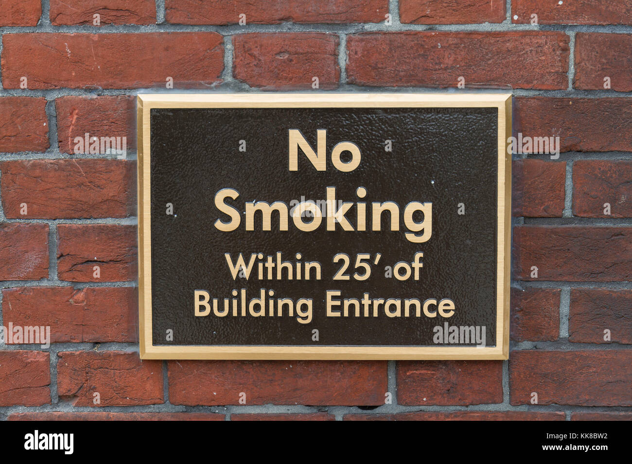 Segno generico avviso di persone a non fumare con 25ft di questo edificio a Washington DC, Stati Uniti. Foto Stock