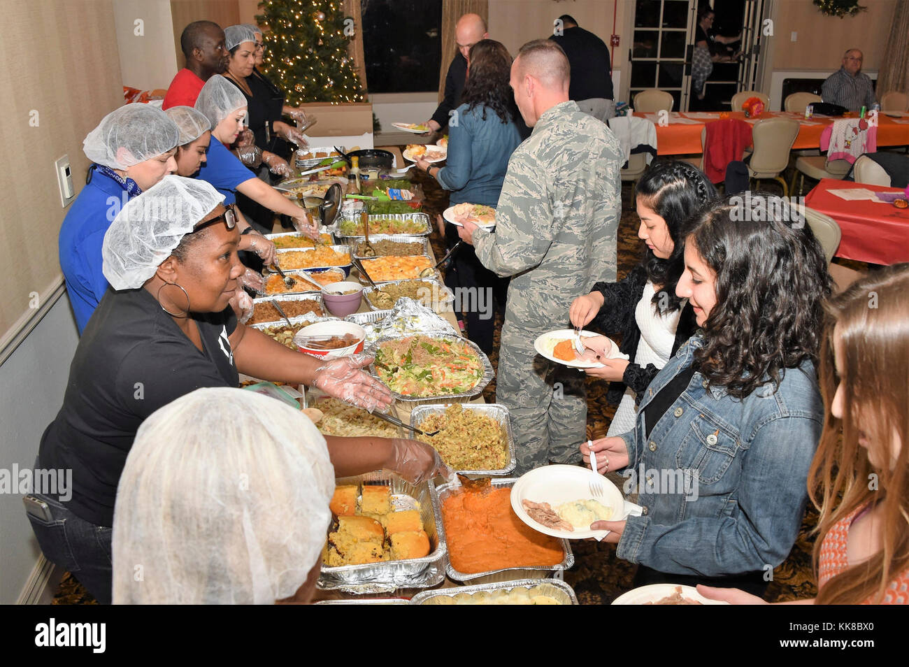 La 61aria Gruppo di base a Los Angeles Air Force Base ha ospitato la vacanza annuale festa di famiglia e uno speciale riconoscimento del volontariato presso il Fort MacArthur Community Center di San Pedro in California Nov 16, 2017. Durante il pasto, comandante Jerome Ginsberg è stato riconosciuto per i suoi diciassette anni di lavoro con i giovani militari- dependents come istruttore di arti marziali qui a LA AFB, dalla 61st Air Base Gruppo Commander, Col Charles Roberts. (U.S. Air Force foto/Joseph M. Juarez Suor) Foto Stock