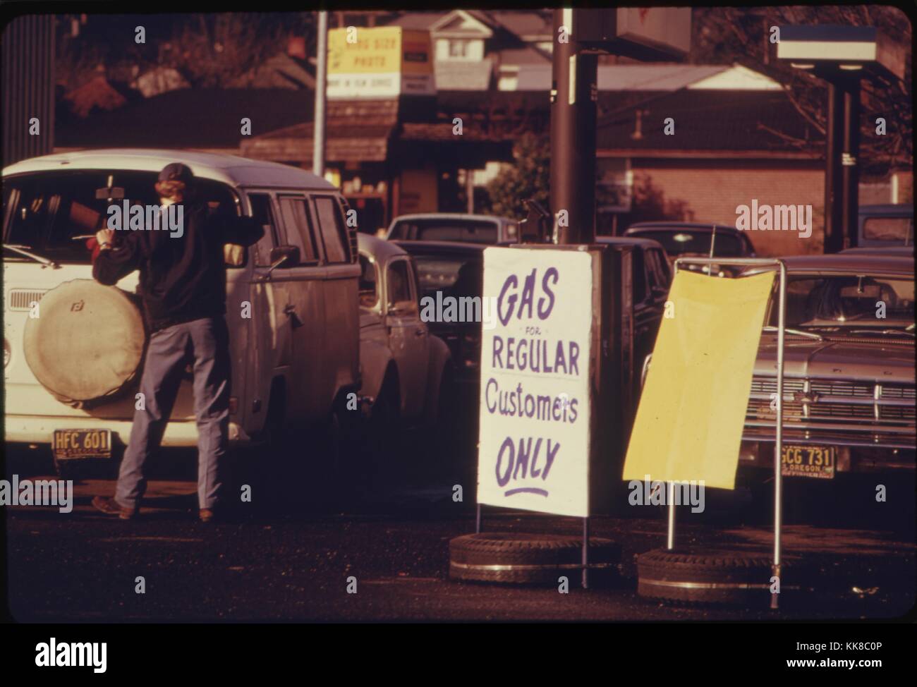 Lo stato dell'Oregon aveva un sistema di bandiera in aggiunta al suo sistema di pari-dispari di allocazione di benzina. Immagine cortesia archivi nazionali, 1973. Foto Stock