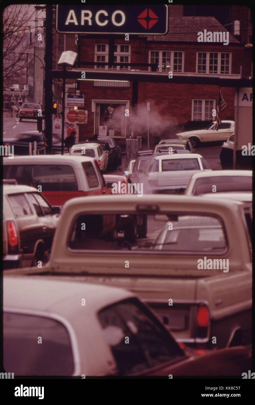 Le linee piene di vetture come questa scena di Portland, ha comportato un First-Come, First-Served limite di cinque galloni al cliente poco dopo Oregon è andato a un sistema di erogazione di gas secondo numeri di licenza. Immagine cortesia archivi nazionali, 1973. Foto Stock