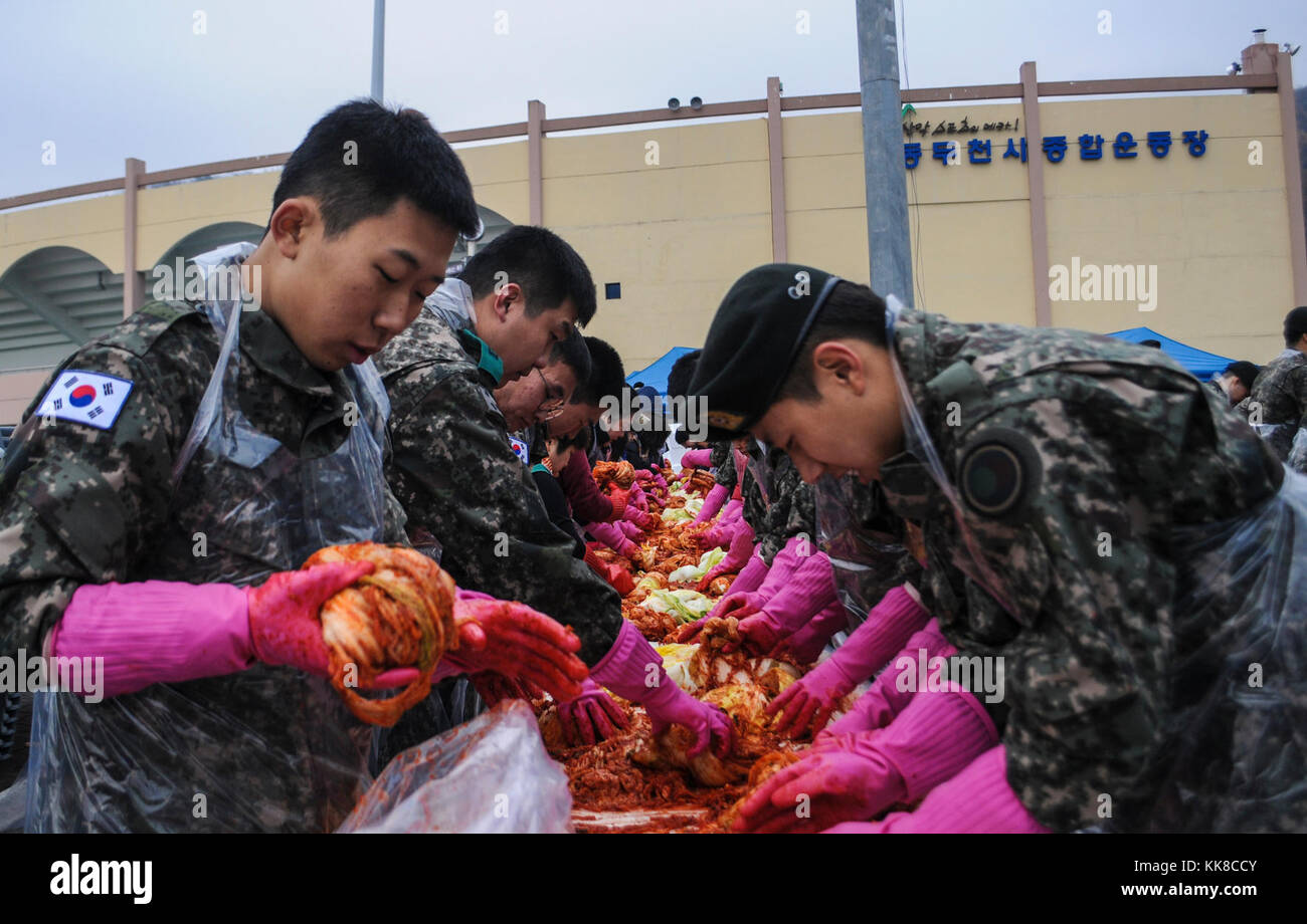 Soldati dal 125th meccanizzata del battaglione di fanteria, XVI Repubblica di Corea esercito divisione di fanteria, durante il 2017 Dongducheon Centro di volontariato Kimchi annuale evento di beneficenza a Dongducheon multi stadio complessa, Dongducheon, Repubblica di Corea, nov. 22, 2017. All'evento, i soldati delle due eserciti, insieme con le comunità locali, fatta di Kimchi che sono stati distribuiti ai cittadini locali che erano nel bisogno. (U.S. Esercito Foto di Sgt. Michelle U. Blesam, 210th FA Bde Affari pubblici) Foto Stock