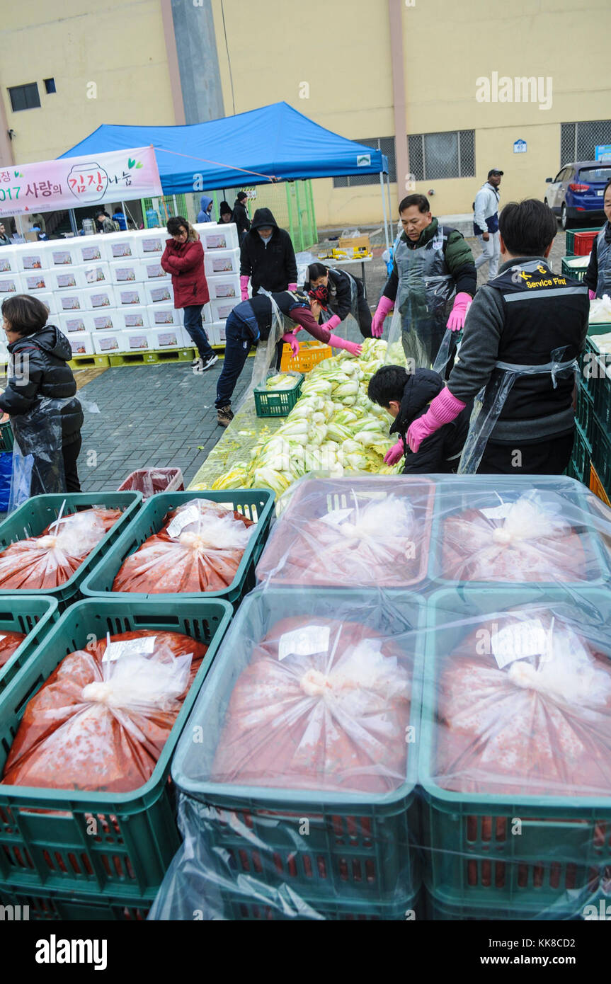 Oltre 7 mila chilogrammi di kimchi sono state fatte durante il 2017 Dongducheon Centro di volontariato Kimchi annuale evento di beneficenza a Dongducheon multi stadio complessa, Dongducheon, Repubblica di Corea, nov. 22, 2017. All'evento, Soldati assegnato al campo 210th brigata di artiglieria, seconda divisione di fanteria/ROK-US Divisione combinata e 125th meccanizzata del battaglione di fanteria, Repubblica di Corea 26 dell esercito meccanizzato di divisione di fanteria fatta Kimchi e che in seguito sono stati distribuiti ad anziani e cittadini locali che erano nel bisogno. (U.S. Esercito Foto di Sgt. Michelle U. Blesam, 210th FA Bde Affari pubblici) Foto Stock