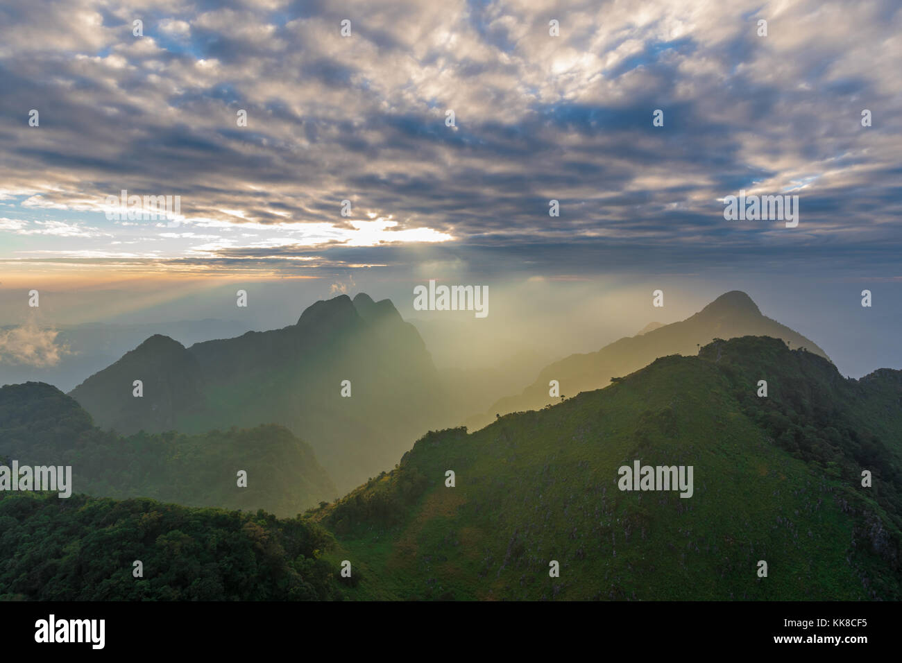 Tramonto sul Chiang Dao mountain,montagne famose in Chiang Mai, Thailandia. Foto Stock