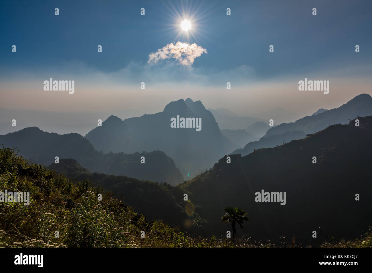 Tramonto sul Chiang Dao mountain,montagne famose in Chiang Mai, Thailandia. Foto Stock