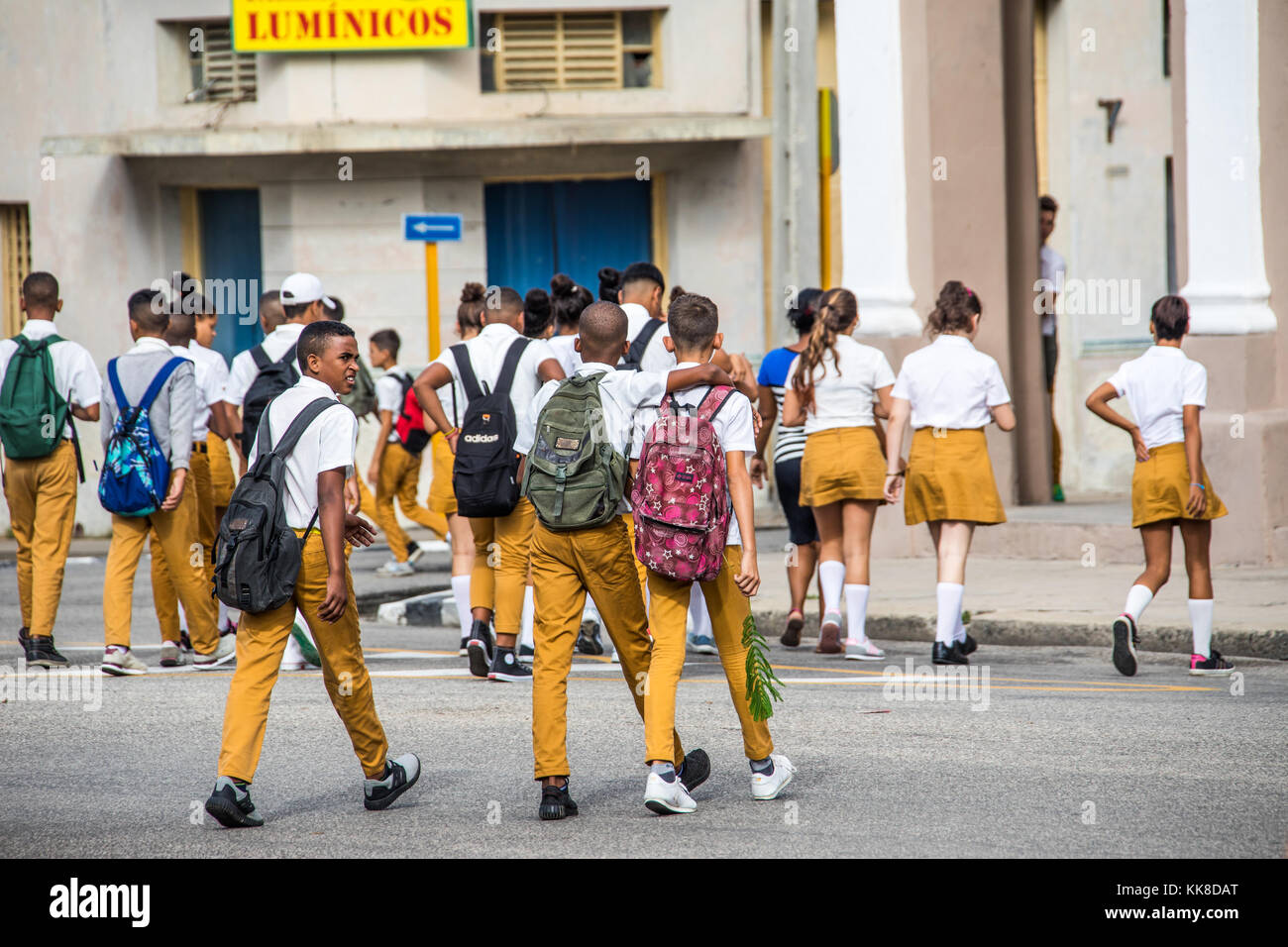 Agli studenti di andare a scuola a piedi a Cienfuegos, Cuba Foto Stock