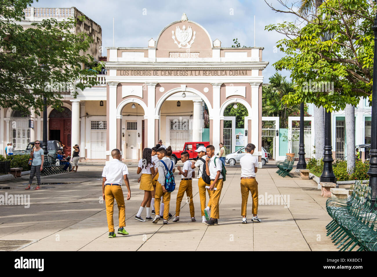 La scuola dei bambini in uniformi e arco di Triumphal Arco de Triunfo e Parque Jose Marti a Cienfuegos, Cuba, Caraibi Foto Stock