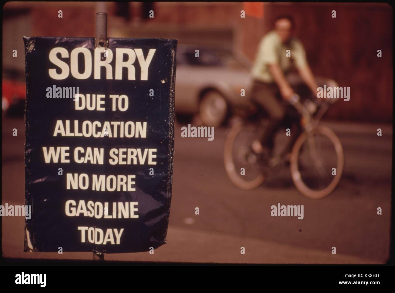 Oregon aveva ancora diffusa problemi di benzina nel maggio 1974. Una stazione nel centro cittadino di Portland mostra un cartello che diceva il giorno di assegnazione è esaurito. Un Bicycler utilizza un metodo alternativo di trasporto. Immagine cortesia archivi nazionali, 1973. Foto Stock