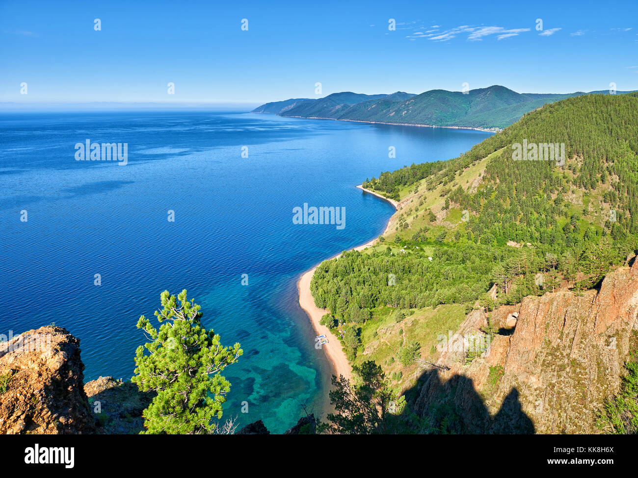 Lago Baikal. vista dall alto dirupo. Grande baikal trail. Regione di Irkutsk. russia Foto Stock