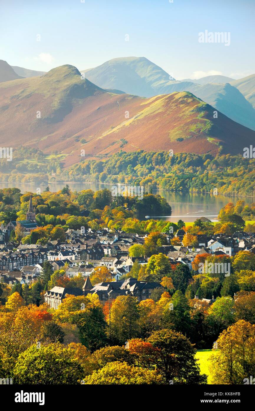 Parco nazionale del distretto dei laghi, cumbria, Inghilterra. sud-ovest su keswick città e north end di derwentwater a cat campane. L'autunno. Foto Stock