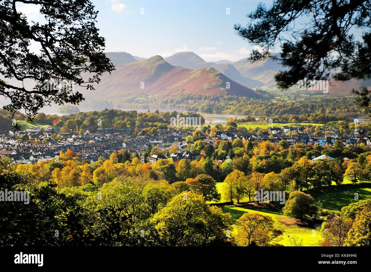 Parco nazionale del distretto dei laghi, cumbria, Inghilterra. sud-ovest su keswick città e north end di derwentwater a cat campane. autunno Foto Stock