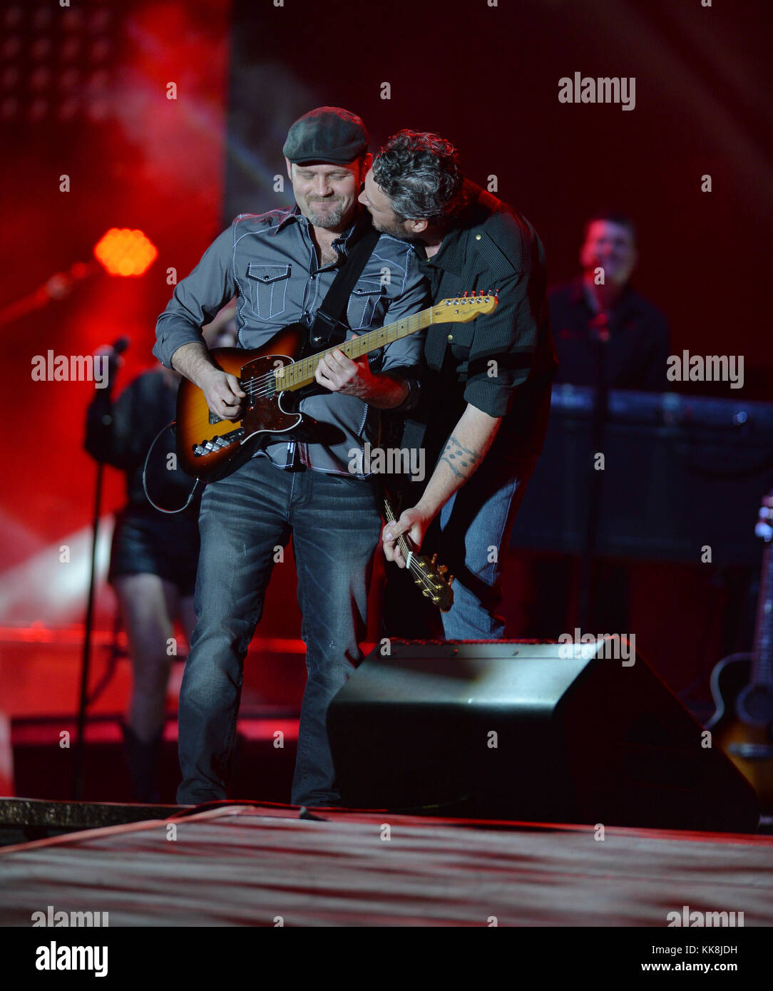 FORT LAUDERDALE, FL - APRILE 17: Il cantante di campagna Blake Shelton suona sul palco durante il Tortuga Music Festival. Shelton è anche noto per il suo ruolo di giudice sulle competizioni canore televisive Nashville Star, Clash of the Choirs e The Voice. Shelton è stato sposato con la cantante country Miranda Lambert e ora è datante Gwen Stefani il 17 aprile 2016 a Fort Lauderdale, Florida. People: Blake Shelton Transmission Ref: MNC Foto Stock