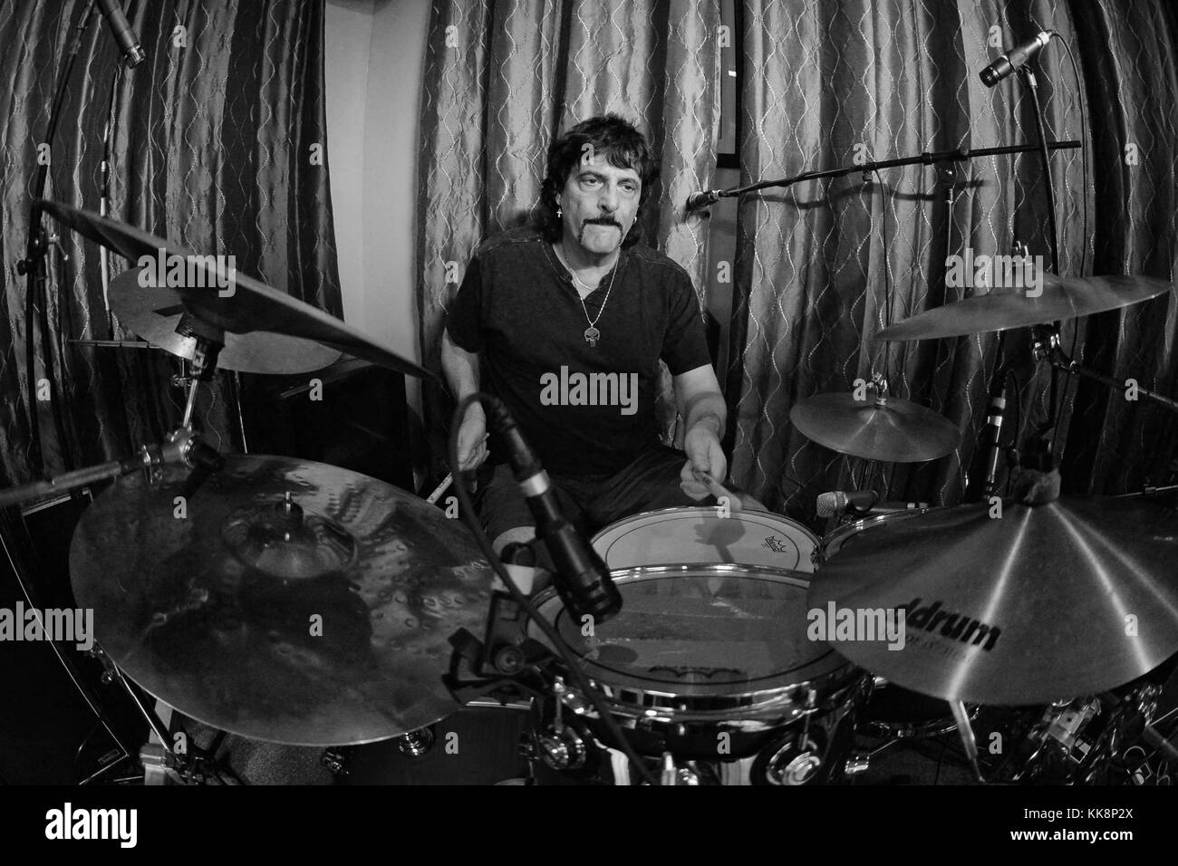 FORT LAUDERDALE, Florida - 04 MARZO: Carmine Appice e Steve Price si esibiscono al Rips Sports Bar and Grill. Carmine Appice è un batterista e percussionista statunitense più comunemente associato al genere rock della musica. Steve Price ha suonato con musicisti leggendari come Greg Allman, Dom um Ramao, Les Paul, Ray Gillan, Carmine Appice, Mike Portnoy, Ian Lloyd, Paul Morris e Micheal Brecker il 4 marzo 2016 a Fort Lauderdale, Florida persone: Carmine Appice Foto Stock