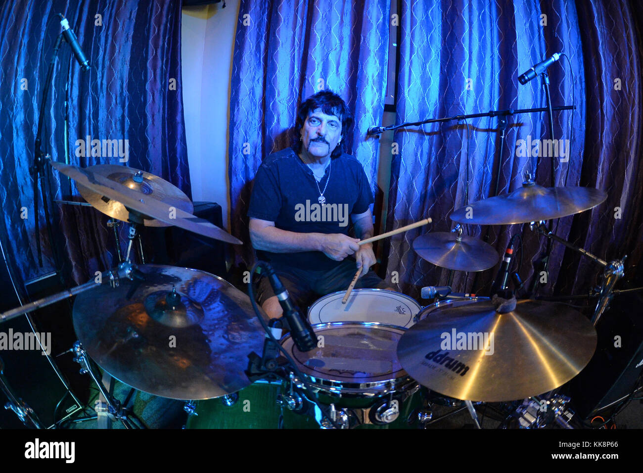 Fort Lauderdale, FL - marzo 04: carmine appice e steve price eseguire a rips sport bar e griglieria. carmine appice è un americano batterista e percussionista più comunemente associato con la roccia del genere di musica. steve price ha giocato con tali musicisti leggendari come greg allman, dom um ramao, Les Paul, ray gillan, Carmine appice, Mike Portnoy, Ian Lloyd, Paolo Morris, e Micheal Brecker il 4 marzo 2016 a Fort Lauderdale, Florida persone: carmine appice Foto Stock