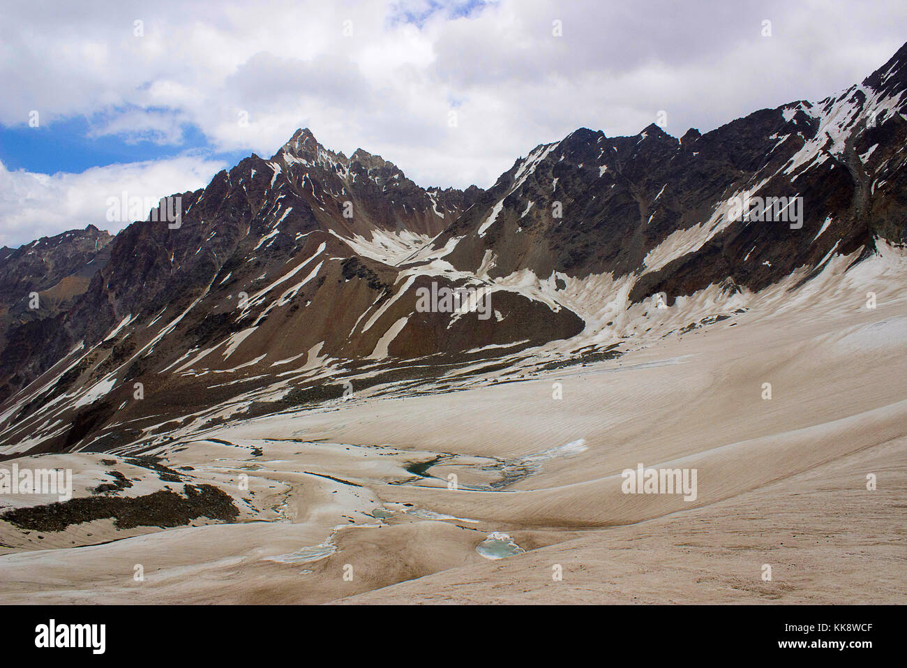 Cime delle montagne Snowclad. Himachal Pradesh, India settentrionale Foto Stock