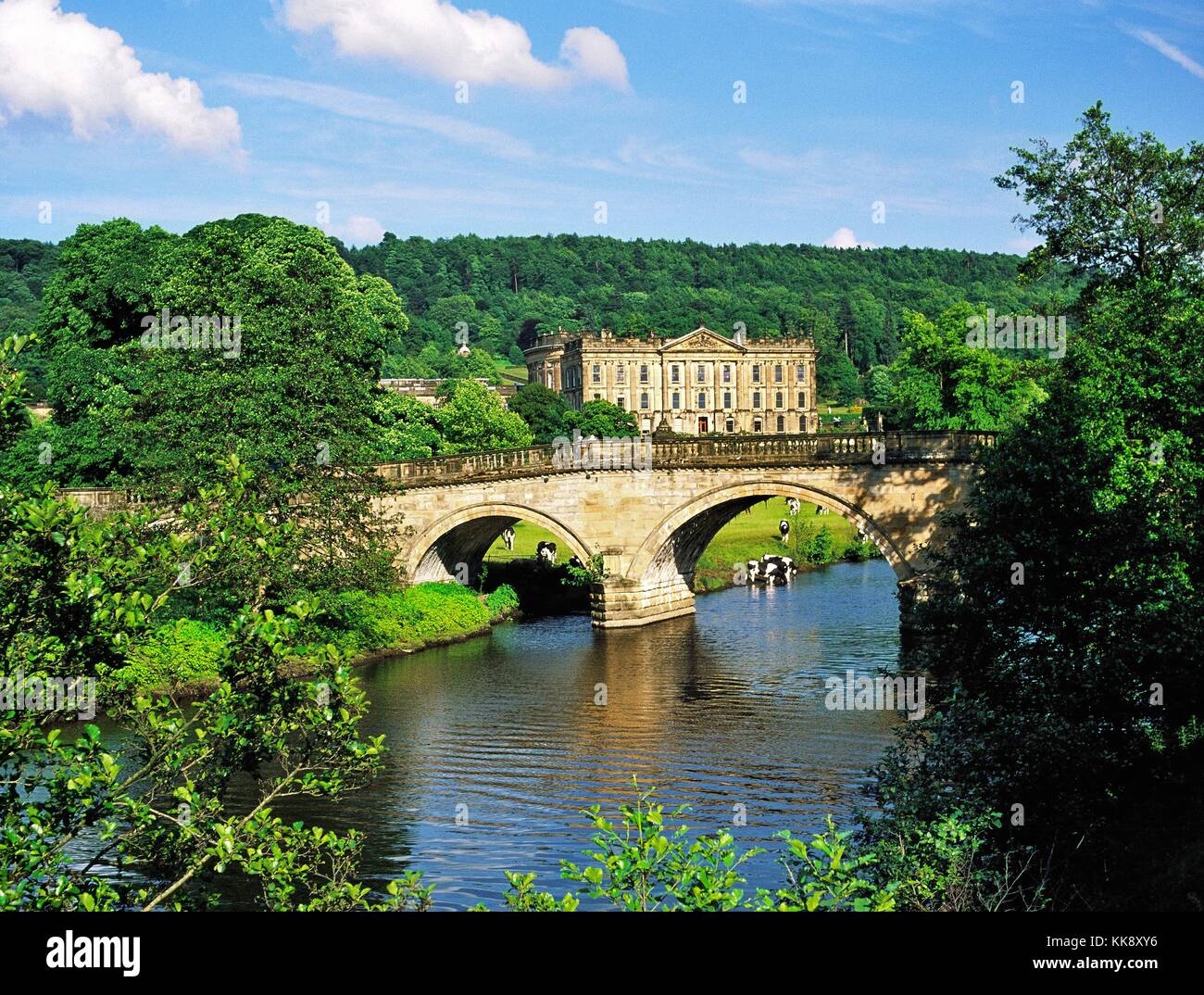 Chatsworth House vicino a Bakewell nel parco nazionale di Peak District, Derbyshire, Inghilterra. Il ponte di pietra sul fiume Derwent Foto Stock