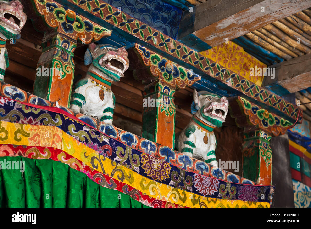 I LEONI DELLA NEVE custodiscono l'ingresso di una cappella buddista al MONASTERO RANGDUM - ZANSKAR, LADAKH, INDIA Foto Stock
