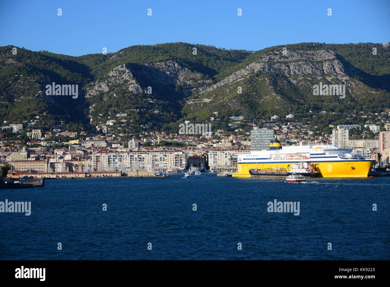 Mega Express cinque bunkering / il rifornimento di carburante dal tappo Aiguades a Tolone, Provenza, Francia Foto Stock