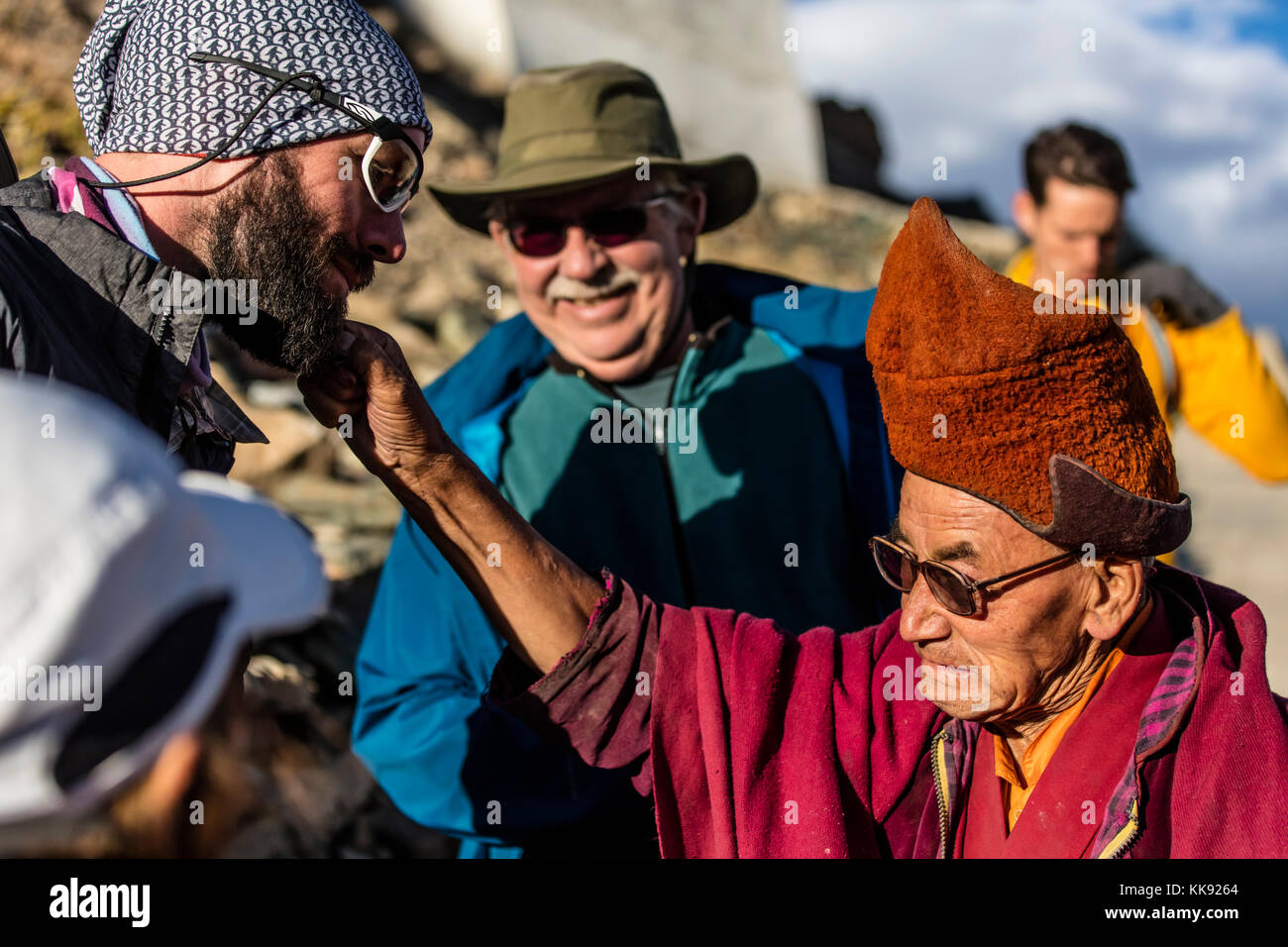 I visitatori interagiscono con un MONACO BUDDISTA a KARSHA GOMPA, il più grande monastero buddista nella VALLE DEL FIUME STOD - ZANSKAR, LADAKH, INDIA Foto Stock