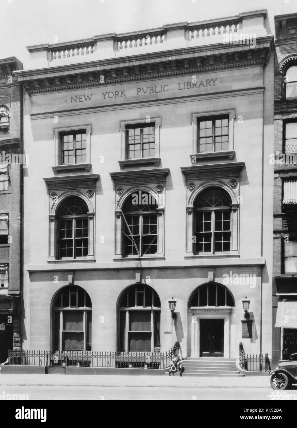 Una fotografia della parte esterna della St Agnes library, è una filiale della biblioteca pubblica di New York, è stata fondata nel 1893 come biblioteca parrocchiale di Sant Agnese Cappella, entrò a far parte del sistema NYPL nel 1901 e si trasferì alla costruzione nella fotografia in 1906 dove è rimasto in quanto, New York New York, 1928. Dalla Biblioteca Pubblica di New York. Foto Stock