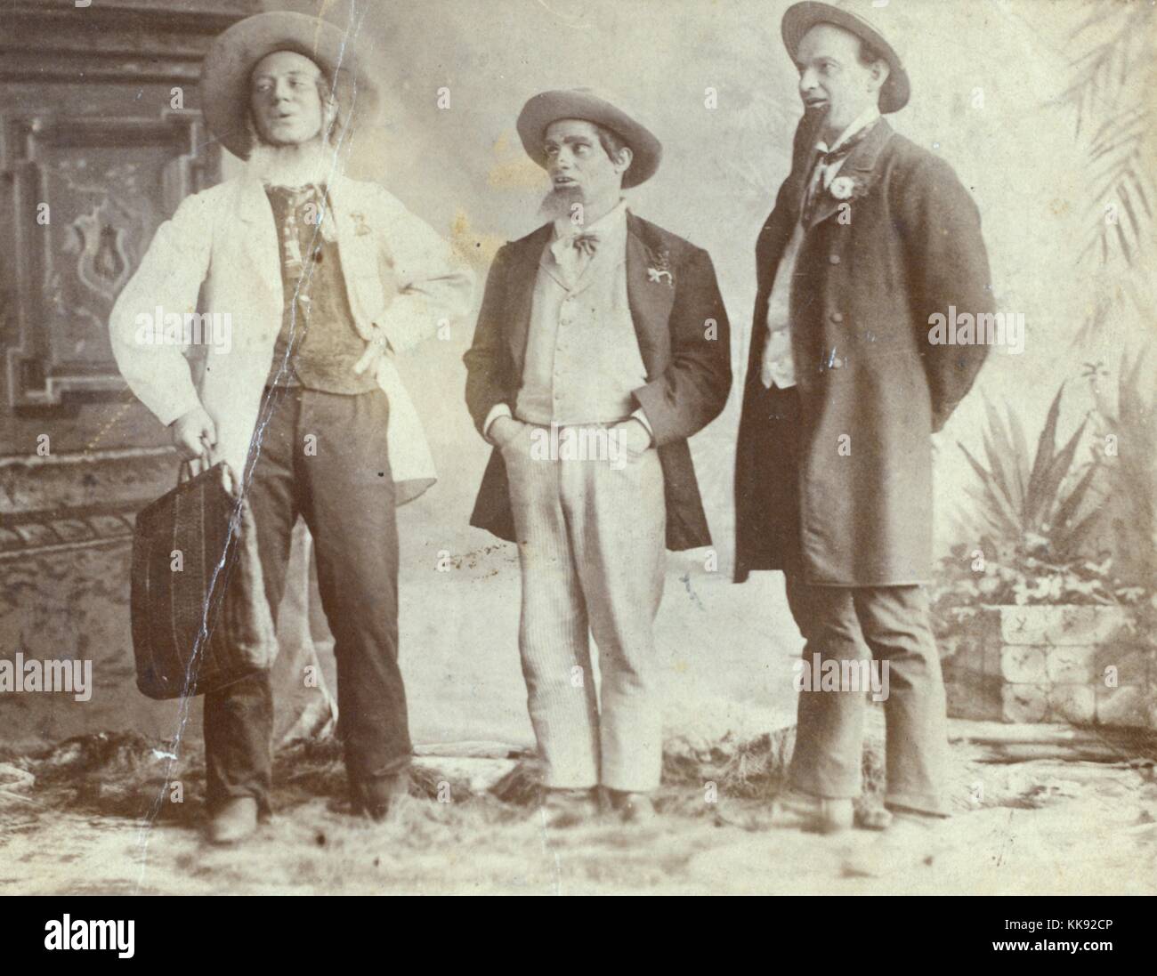 Tre attori, parte dell'Harrigan e Hart troupe, in costume, sul palco, cantando, 1760. Dalla Biblioteca Pubblica di New York. Foto Stock