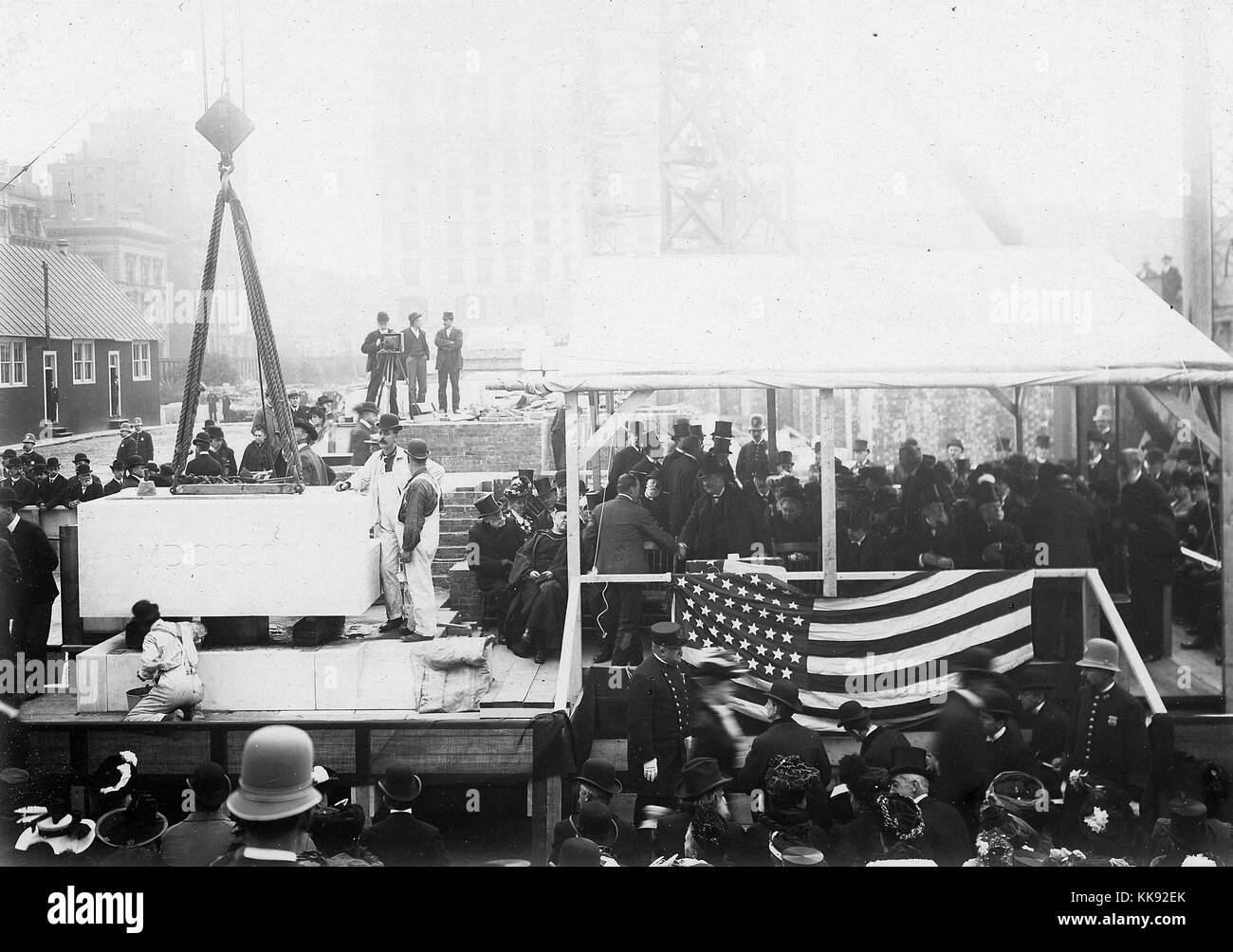 Fotografia in bianco e nero che mostra un grande gruppo di persone, inclusi fotografi e ufficiali, al fondamento la cerimonia di posa, Stati Uniti, 1902. Dalla Biblioteca Pubblica di New York. Foto Stock