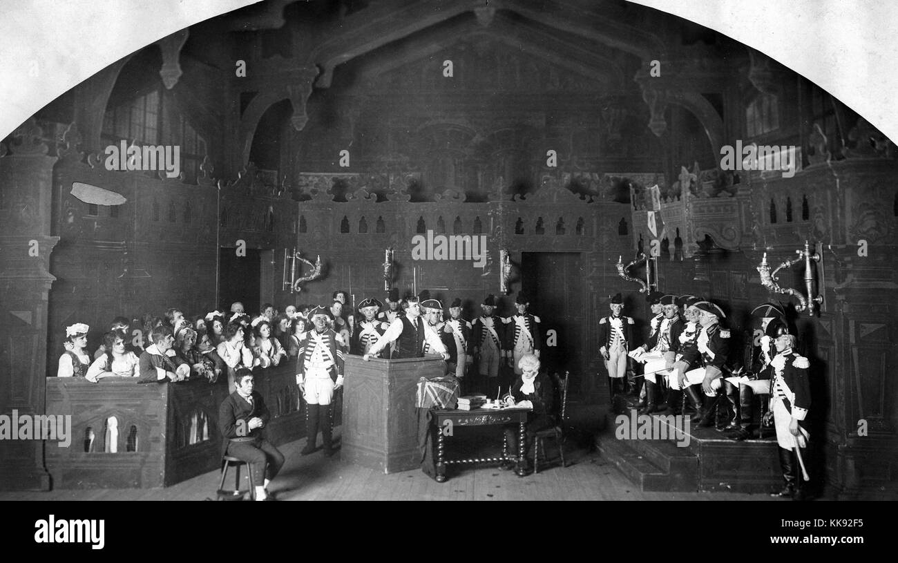 Scena dalla fase di produzione Arrah-na-pogue, o il matrimonio di Wicklow, un melodramma politico da Dion Boucicault, impostato in Wicklow Mountains durante la ribellione del 1798, raffigurante un folto gruppo di attori sul palco in una scena che sembra essere in atto nelle aule di un tribunale, 1865. Dalla Biblioteca Pubblica di New York. Foto Stock