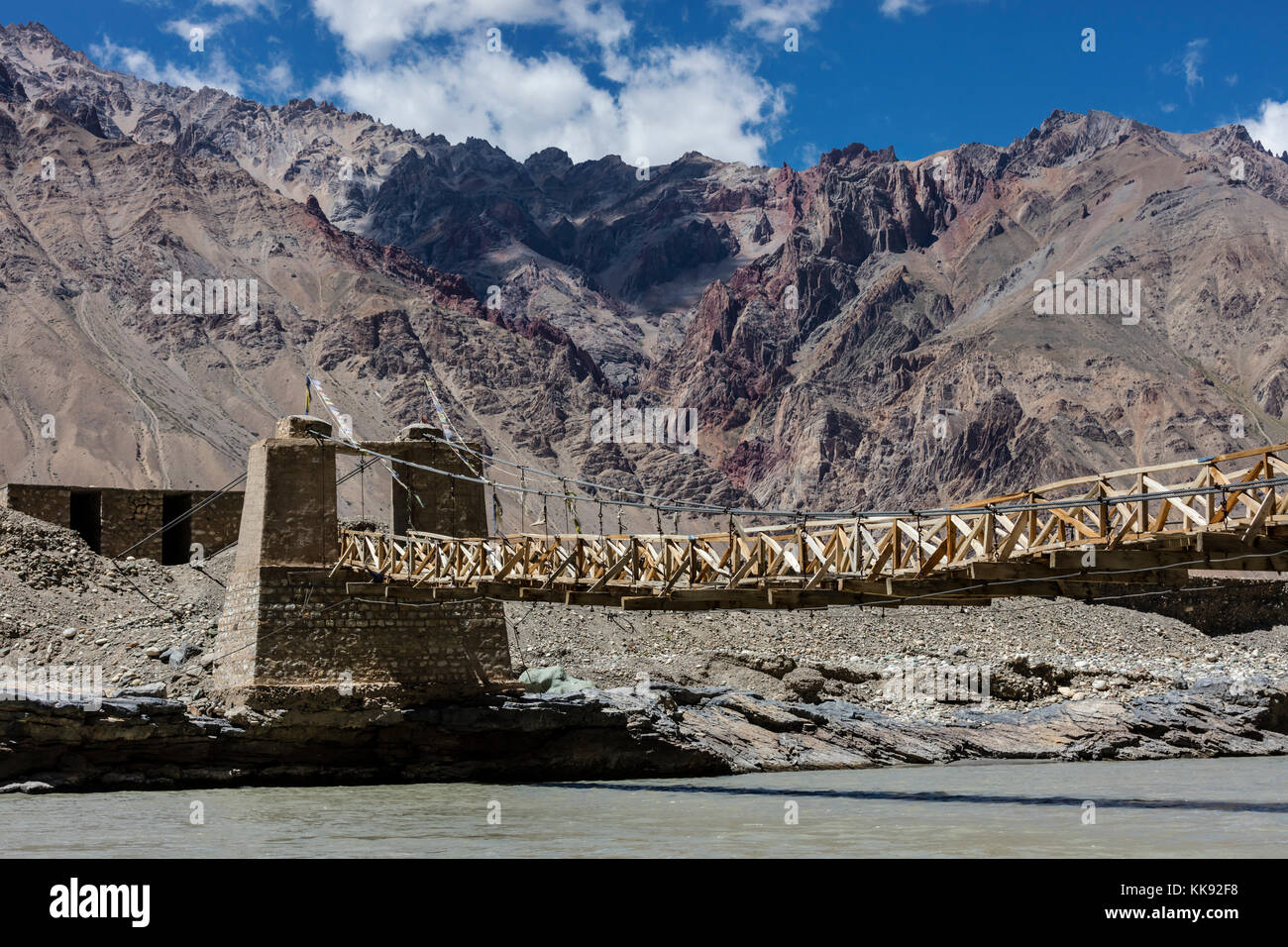 Un ponte attraversa il FIUME ZANSKAR nell'HIMALAYA - ZANSKAR, LADAKH, INDIA Foto Stock