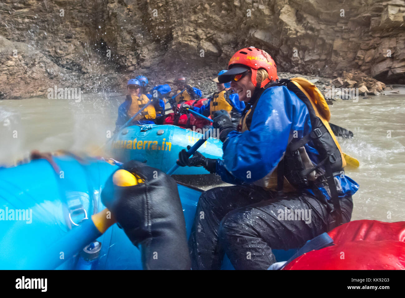 Rafting sul fiume verso il basso la ZANSKAR River Gorge considerato il Grand Canyon dell'Himalaya - ZANSKAR, Ladakh, INDIA Foto Stock