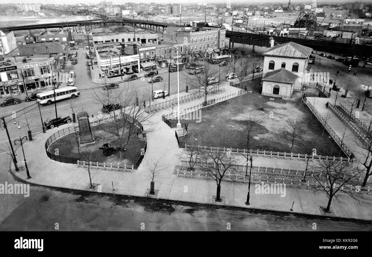 Fotografia in bianco e nero, presa da sopra, di Westchester Square, il Bronx, contrassegnato con 'Bookmobile - Bronx', Bronx, New York, New York, 1937. Dalla Biblioteca Pubblica di New York. Foto Stock