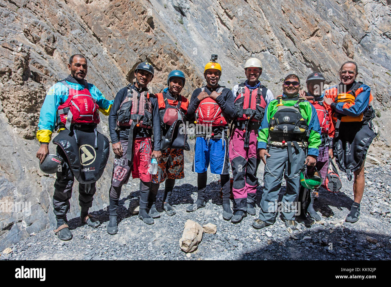 Un EQUIPAGGIO INDIANO DI RAFTING porta i turisti lungo la GOLA DEL FIUME ZANSKAR - ZANSKAR, LADAKH, INDIA Foto Stock