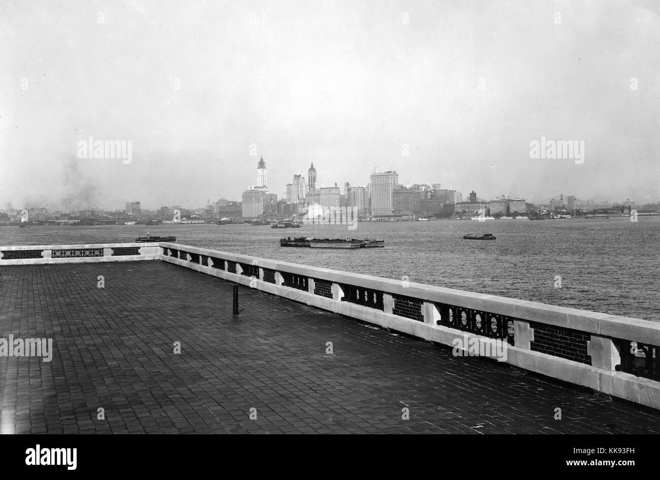 Fotografia in bianco e nero con vista dello skyline di New York City dal tetto di osservazione in cima alla stazione di immigrazione di Ellis Island, da Edwin Levick, Ellis Island, New York, 1907. Dalla Biblioteca Pubblica di New York. Foto Stock