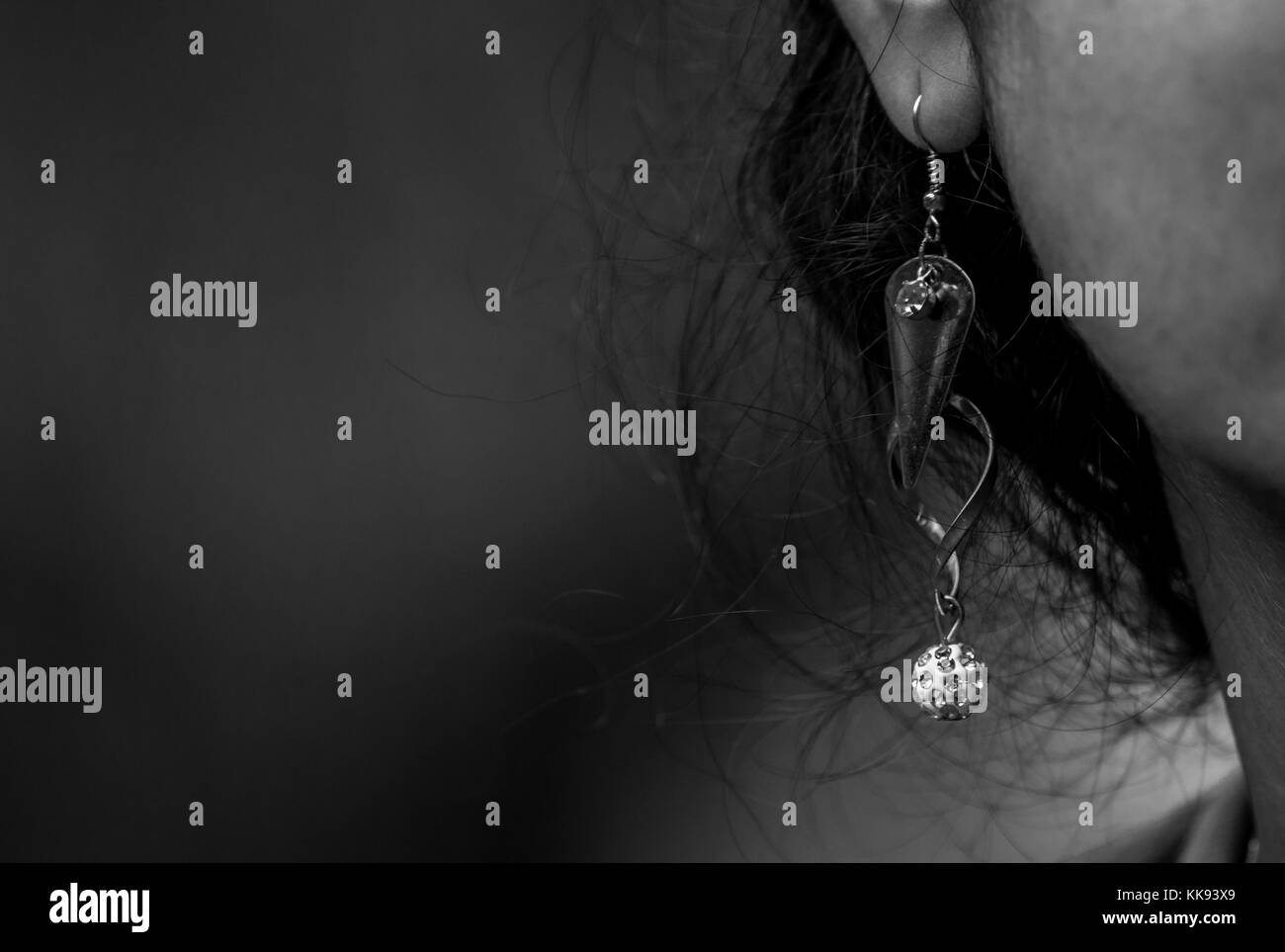 Ragazza indossando pendenti Orecchini diamante Foto Stock