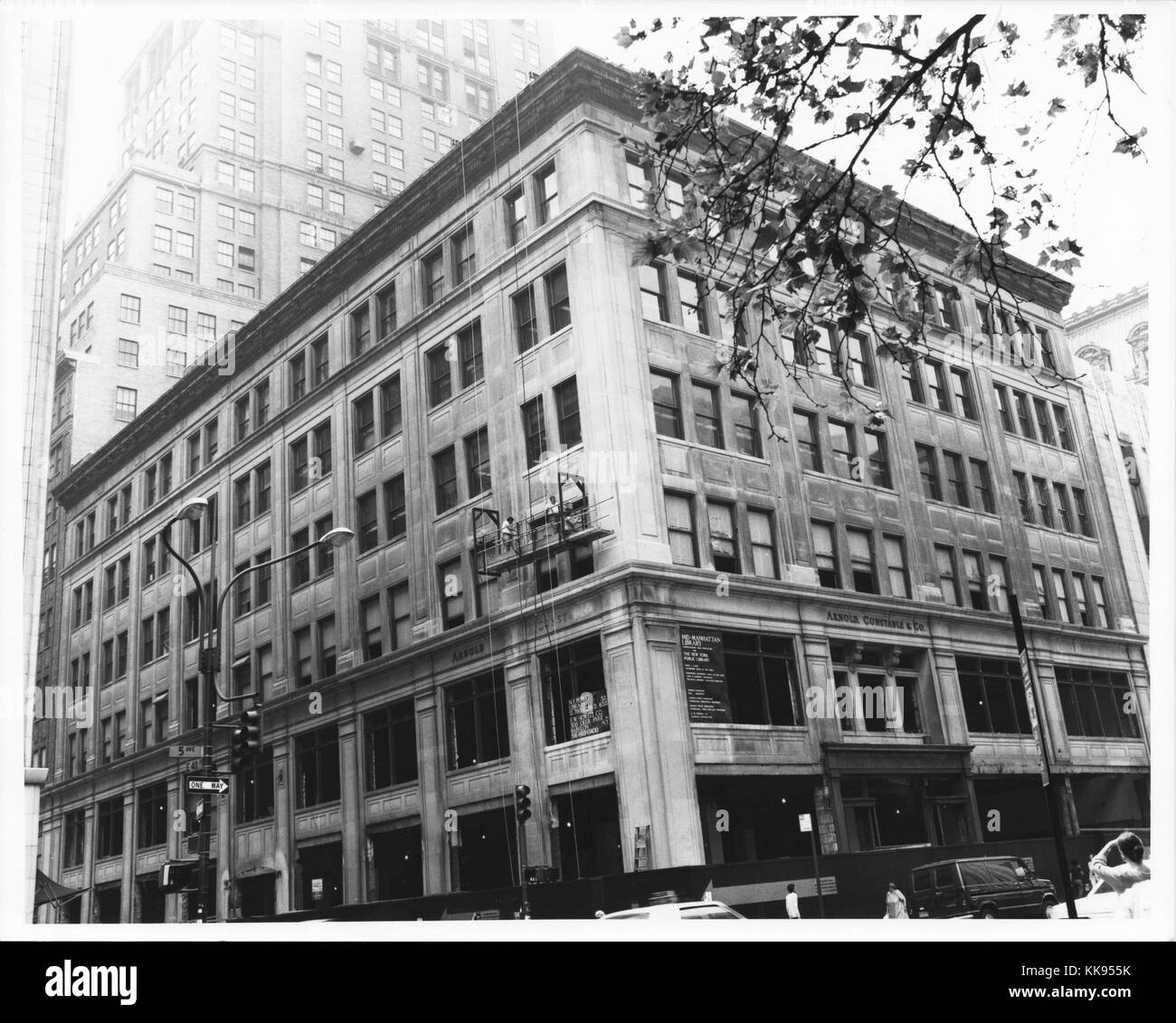 Fotografia in bianco e nero dell'esterno dell'edificio per la libreria Mid-Manhattan, New York, New York, 1970. Dalla Biblioteca Pubblica di New York. Foto Stock