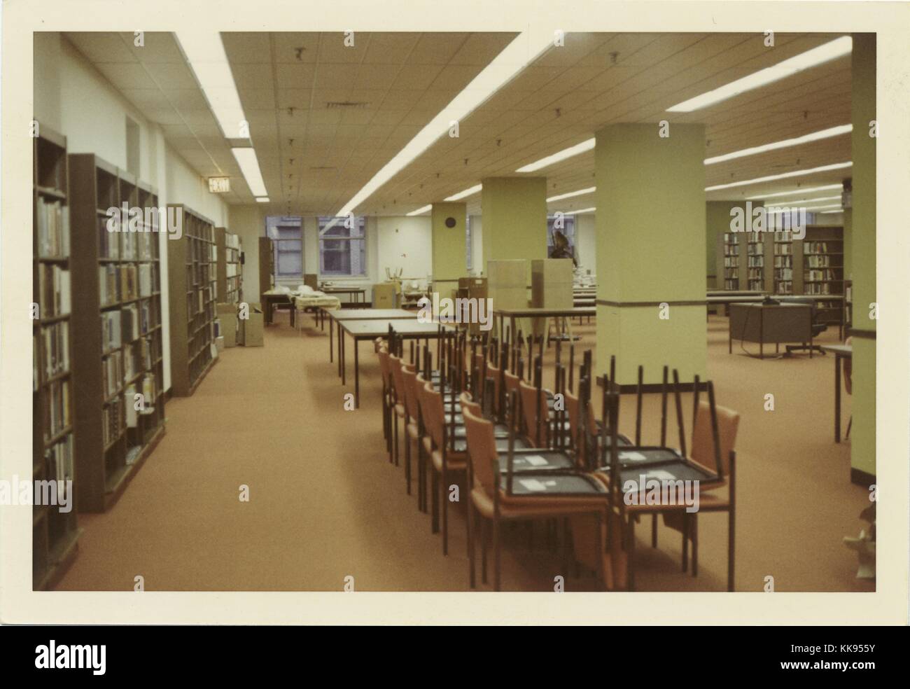 Fotografia a colori di una grande libreria sala lettura, sedie, la città di New York, New York, 1970. Dalla Biblioteca Pubblica di New York. Foto Stock
